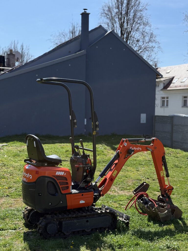 Mini bagr Kubota K008-3 připravený k pronájmu pro výkopové práce, terénní úpravy a práce na zahradě.