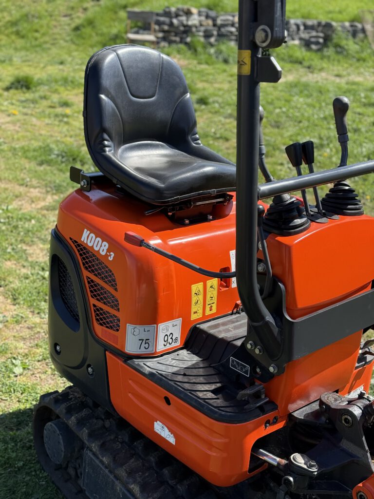 Ergonomické sedadlo a ovládací stanoviště mini bagru Kubota K008-3 pro pohodlnou práci.