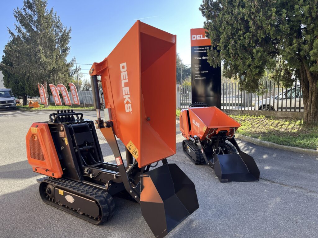 Pásový mini dumper DELEKS M8000-K se samonakládací radlicí pro nakládání zeminy a štěrku