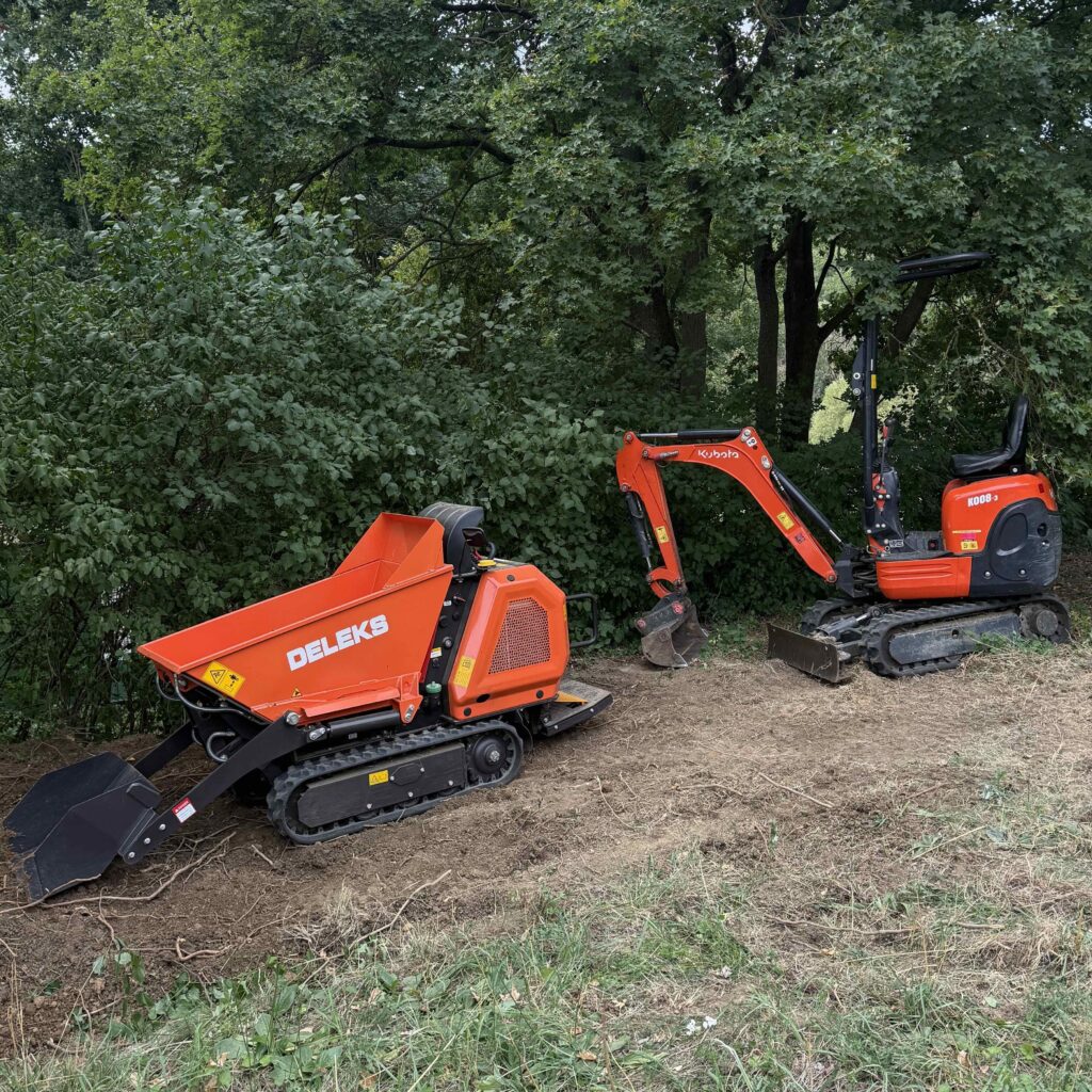 dumper a bagr v terénu